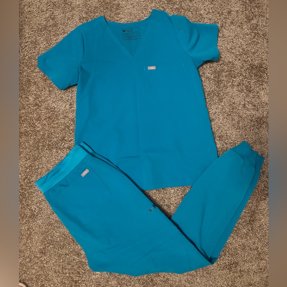 Medium Tall Figs single pocket scrub top and high waisted joggers